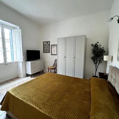 2-bedroom Very House Near Valletta 'yellow' - Perfect For Discovering Malta - Bus Stops Outside & Adjoining Cafeteria (adults Only) בית נופש