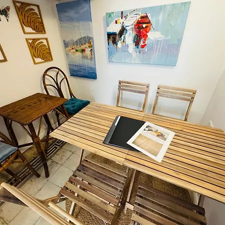 בית נופש 2-bedroom Very House Near Valletta 'yellow' - Perfect For Discovering Malta - Bus Stops Outside & Adjoining Cafeteria (adults Only) *