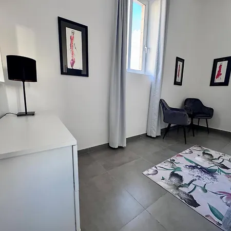 Very 2-bedroom House Near Valletta - Yellow - Perfect For Discovering Malta - Bus Stops Outside & Adjoining Cafeteria (adults Only) 펜션