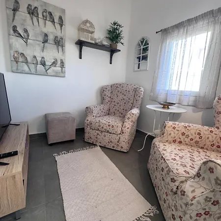2-bedroom Very House Near Valletta 'yellow' - Perfect For Discovering Malta - Bus Stops Outside & Adjoining Cafeteria (adults Only) בית נופש *