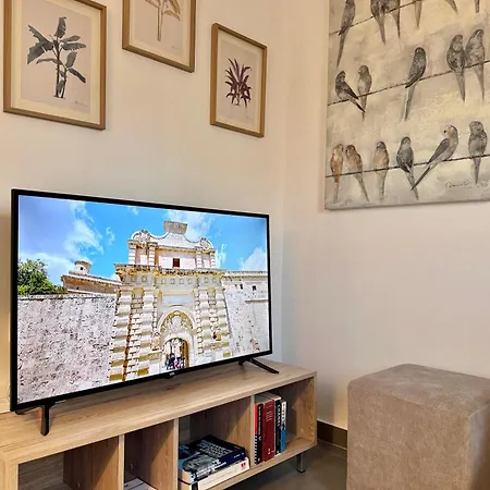 2-bedroom Very House Near Valletta 'yellow' - Perfect For Discovering Malta - Bus Stops Outside & Adjoining Cafeteria (adults Only) בית נופש *