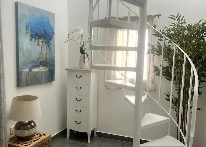 Very 2-bedroom House Near Valletta - Yellow - Perfect For Discovering Malta - Bus Stops Outside & Adjoining Cafeteria (adults Only) * 음시다