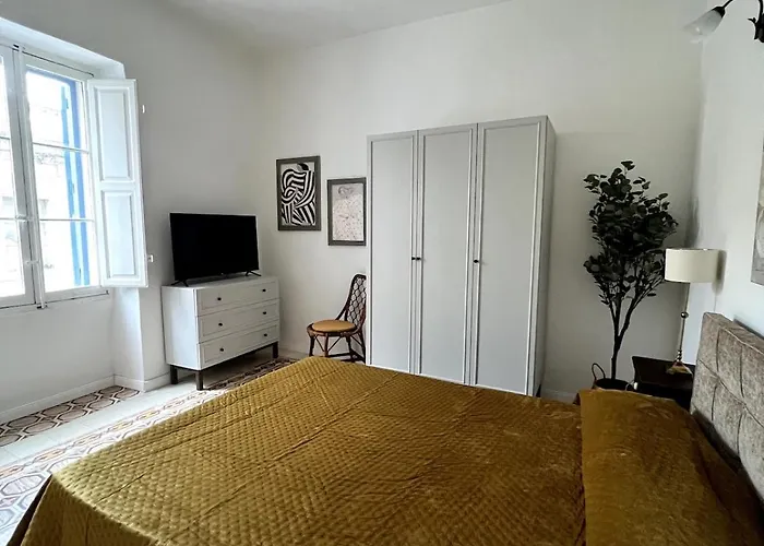 Very 2-bedroom House Near Valletta - Yellow - Perfect For Discovering Malta - Bus Stops Outside & Adjoining Cafeteria (adults Only) Σπίτι διακοπών