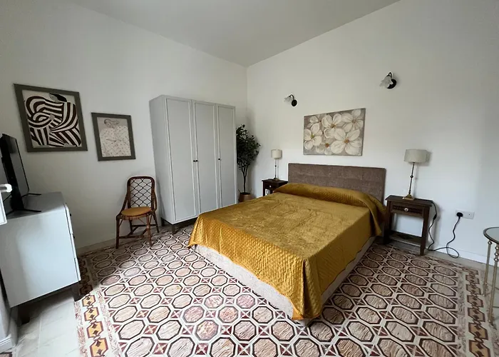 Very 2-bedroom House Near Valletta - Yellow - Perfect For Discovering Malta - Bus Stops Outside & Adjoining Cafeteria (adults Only) 펜션 음시다