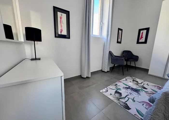 Very 2-bedroom House Near Valletta - Yellow - Perfect For Discovering Malta - Bus Stops Outside & Adjoining Cafeteria (adults Only) Σπίτι διακοπών