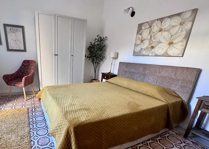 Very 2-bedroom House Near Valletta - Yellow - Perfect For Discovering Malta - Bus Stops Outside & Adjoining Cafeteria (adults Only) Σπίτι διακοπών