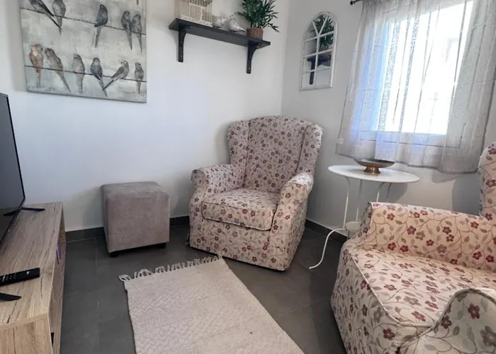 Very 2-bedroom House Near Valletta - Yellow - Perfect For Discovering Malta - Bus Stops Outside & Adjoining Cafeteria (adults Only) 펜션 *
