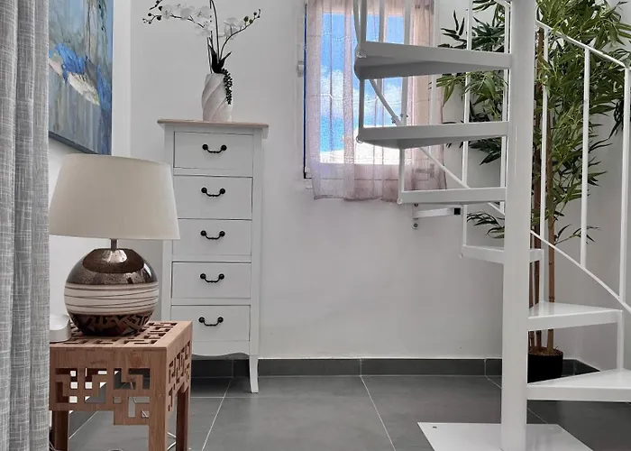 Very 2-bedroom House Near Valletta - Yellow - Perfect For Discovering Malta - Bus Stops Outside & Adjoining Cafeteria (adults Only) 펜션