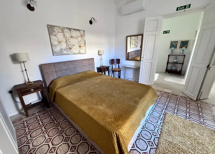 Very 2-bedroom House Near Valletta - Yellow - Perfect For Discovering Malta - Bus Stops Outside & Adjoining Cafeteria (adults Only) Σπίτι διακοπών