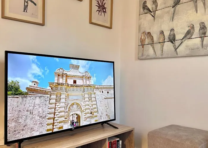 Very 2-bedroom House Near Valletta - Yellow - Perfect For Discovering Malta - Bus Stops Outside & Adjoining Cafeteria (adults Only) 펜션 *