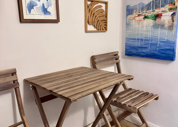 Very 2-bedroom House Near Valletta - Yellow - Perfect For Discovering Malta - Bus Stops Outside & Adjoining Cafeteria (adults Only) 펜션