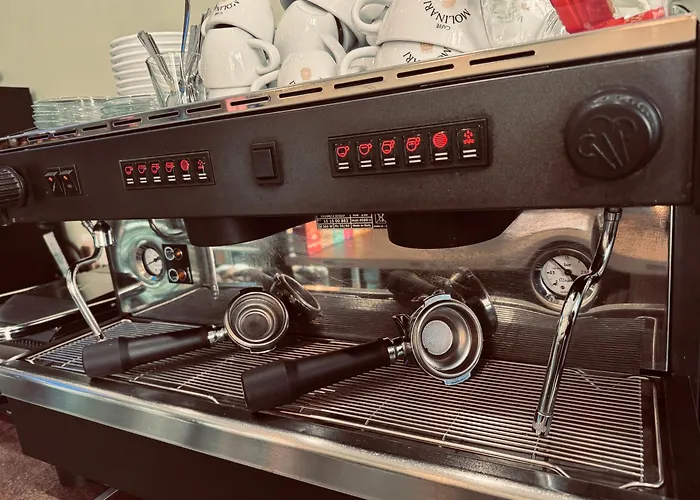 Very 2-bedroom House Near Valletta - Yellow - Perfect For Discovering Malta - Bus Stops Outside & Adjoining Cafeteria (adults Only) 펜션 *